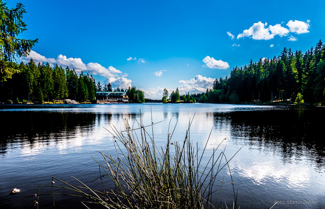 Foto: Martin Zehrer - Wandern um den Fichtelsee: Traumhaftes Herbstwetter an einem wunderschönen Ort... 