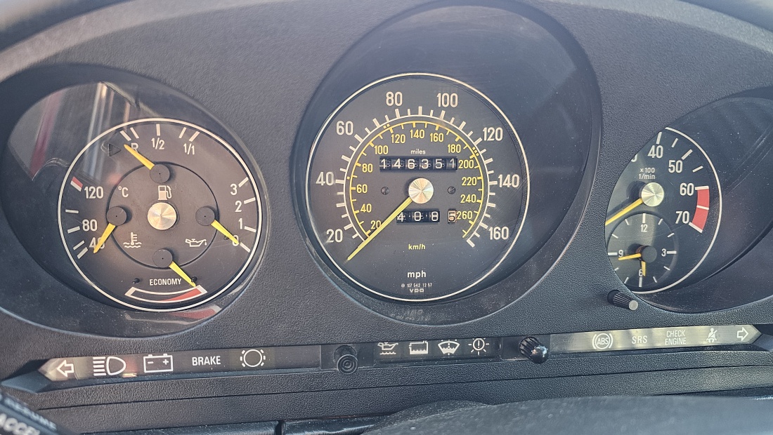 Mercedes 560SL V8 Oldtimer, US-Ausführung, gesehen auf dem Rewe-Parkplatz in Kemnath...

Laut Besitzer wurde dieses wunderschöne Fahrzeug aus den USA importiert und restauriert.