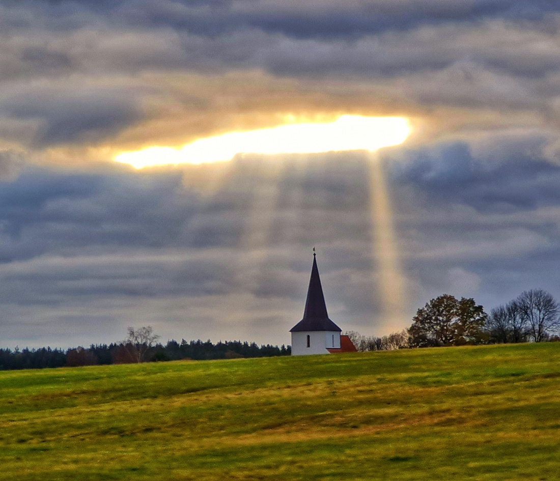 Foto: Jennifer Müller - Ein unfassbar schöner Zufall... Die Wolkenlücke entdeckte mein Schatz und daraus entstand dann dieses Foto. <br />
<br />
Leuchtende Sonnenstrahlen haben den Weg durch den dunkel b 