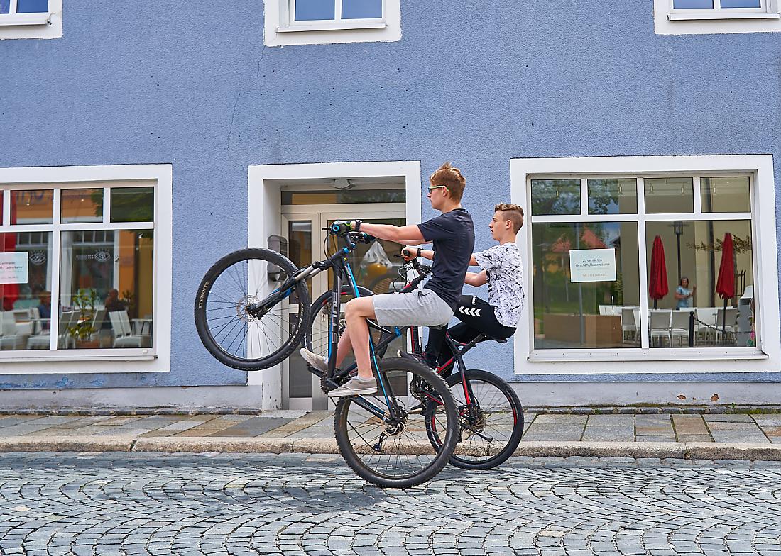 Foto: Martin Zehrer - Der Moment, wenn zwei Bike-Akrobaten mit einem wheelie durch den kemnather Stadtplatz driven... ;-)<br />
<br />
Top Beherrschung!!! 