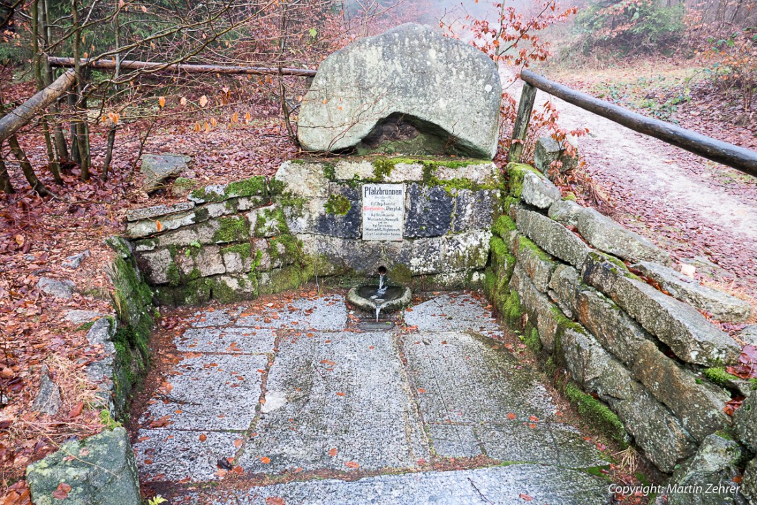 Foto: Martin Zehrer - Pfalz-Brunnen an der Kösseine... 