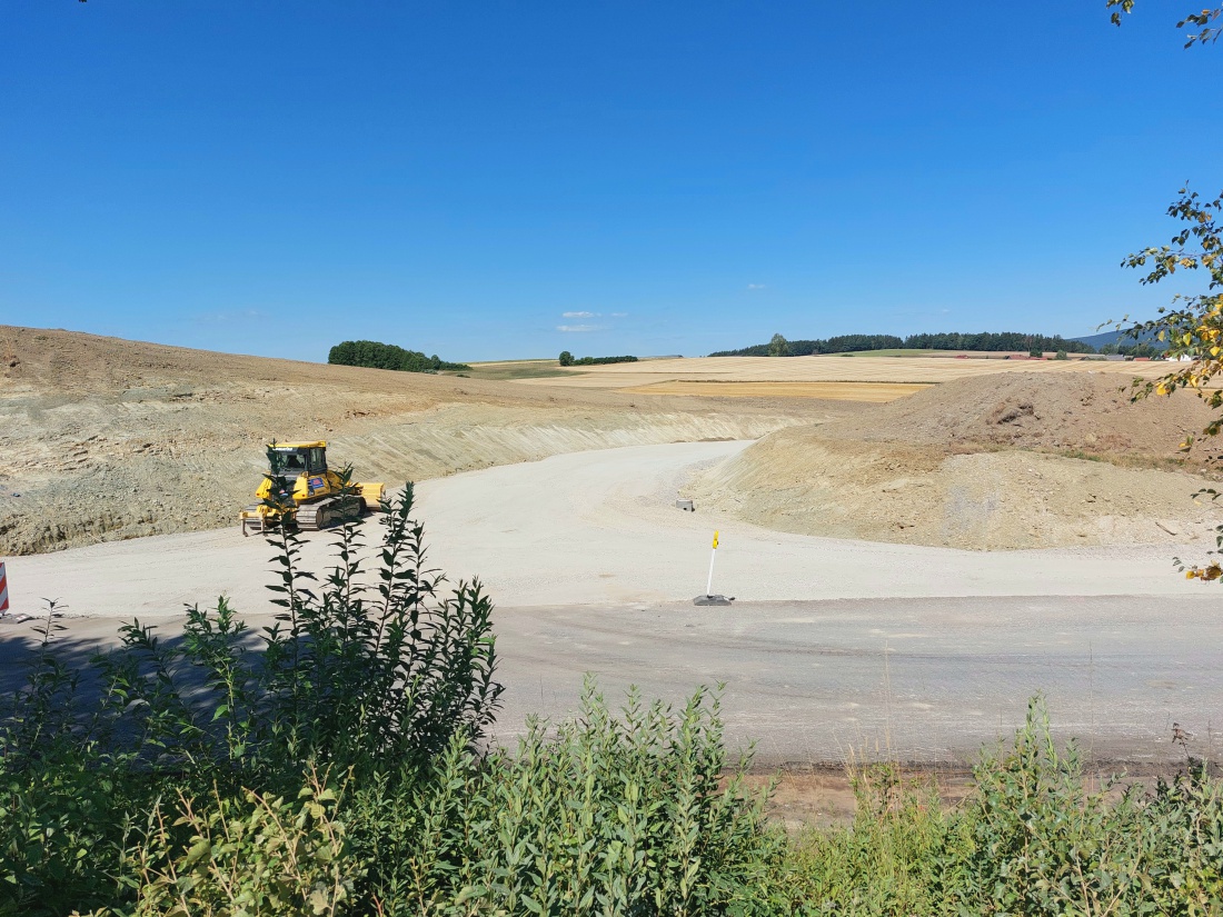 Foto: Martin Zehrer - Kemnath baut:<br />
Realschul-Baustelle an der Straße zwischen Kemnath und Berndorf in der Nähe zum Friedhof.<br />
<br />
8. August 2022 