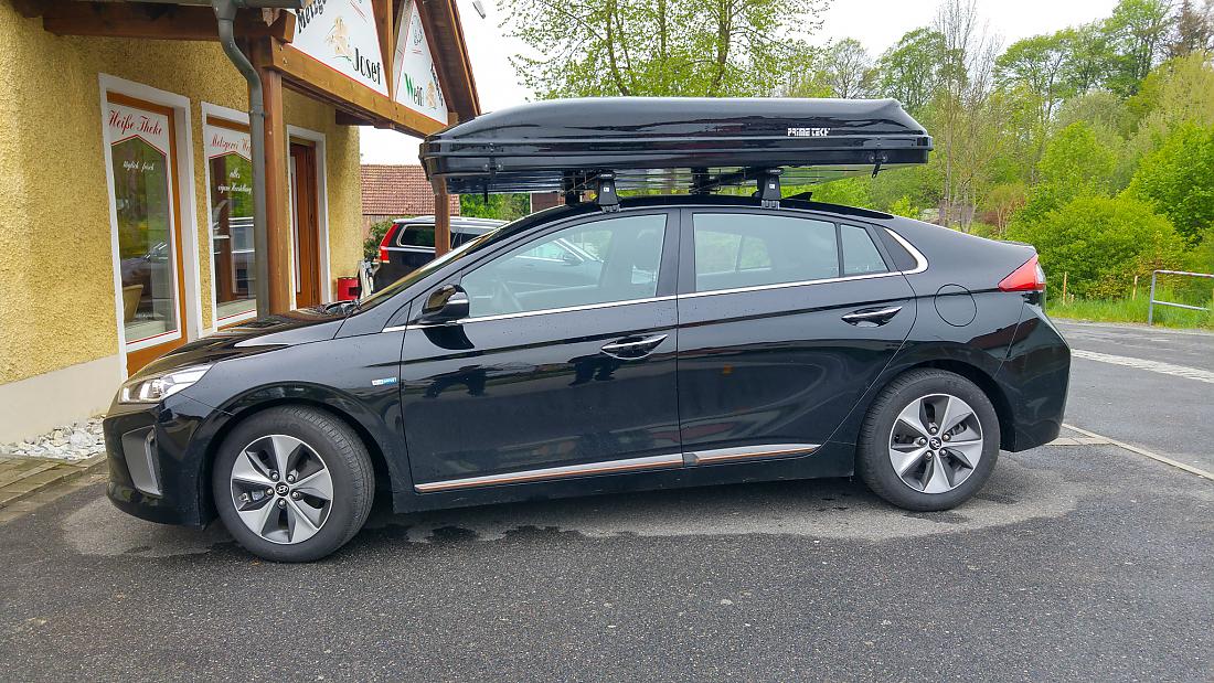 Foto: Martin Zehrer - Ein Hyundai IONIQ Elektrofahrzeug mit Dachzelt-Aufbau. Der Besitzer erzählte mir, dass es damit demnächst ab in den Urlaub geht. 