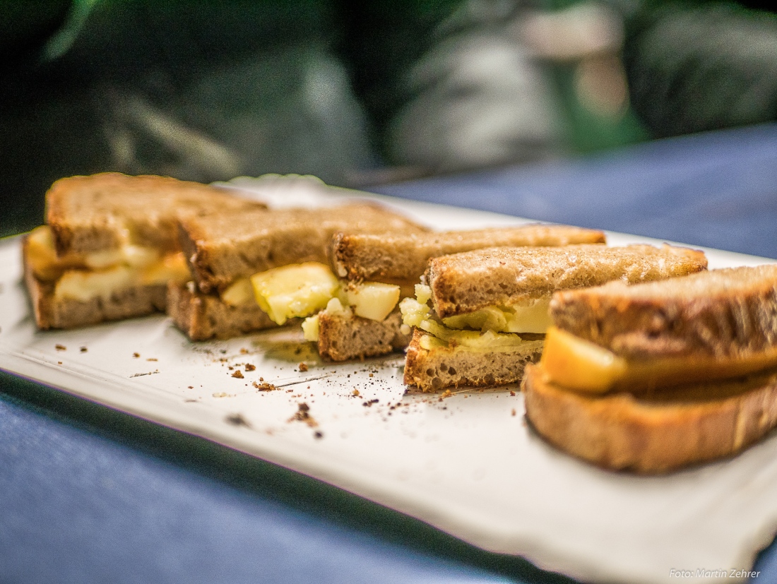 Foto: Martin Zehrer - Ein Brot mit geräuchertem Käse, gesehen auf dem kemnather Candlelight-Shopping am 8. Dezember 2018... 