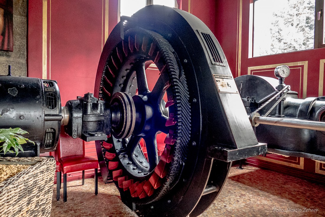 Foto: Martin Zehrer - Der Generator mit der nebenstehenden Erreger-Maschine. 