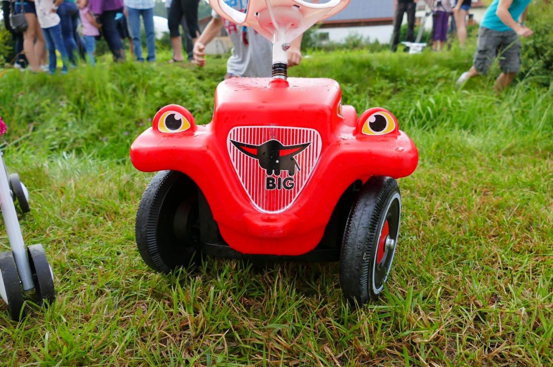 Foto: Martin Zehrer - Genial - Die legendären Bobbycar Meisterschaft in Preißach. <br />
"Den of Vice" veranstaltete heute das 3. Bobbycar-Rennen durch die Ortschaft Preißach. <br />
Zig Starter rasten  