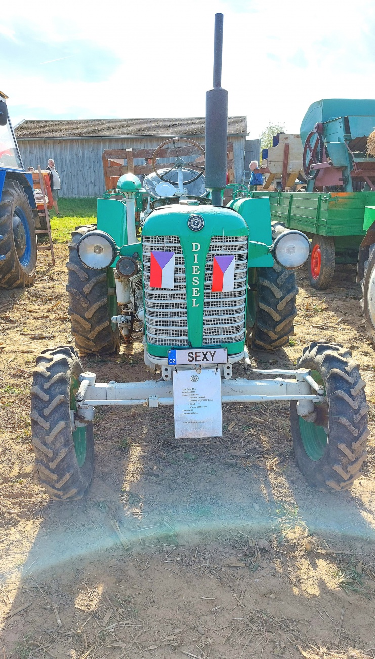 Foto: Martin Zehrer - SEXY-Oltimer-Schlepper, gesehen auf dem Neualbenreuther Kartoffelfest.  