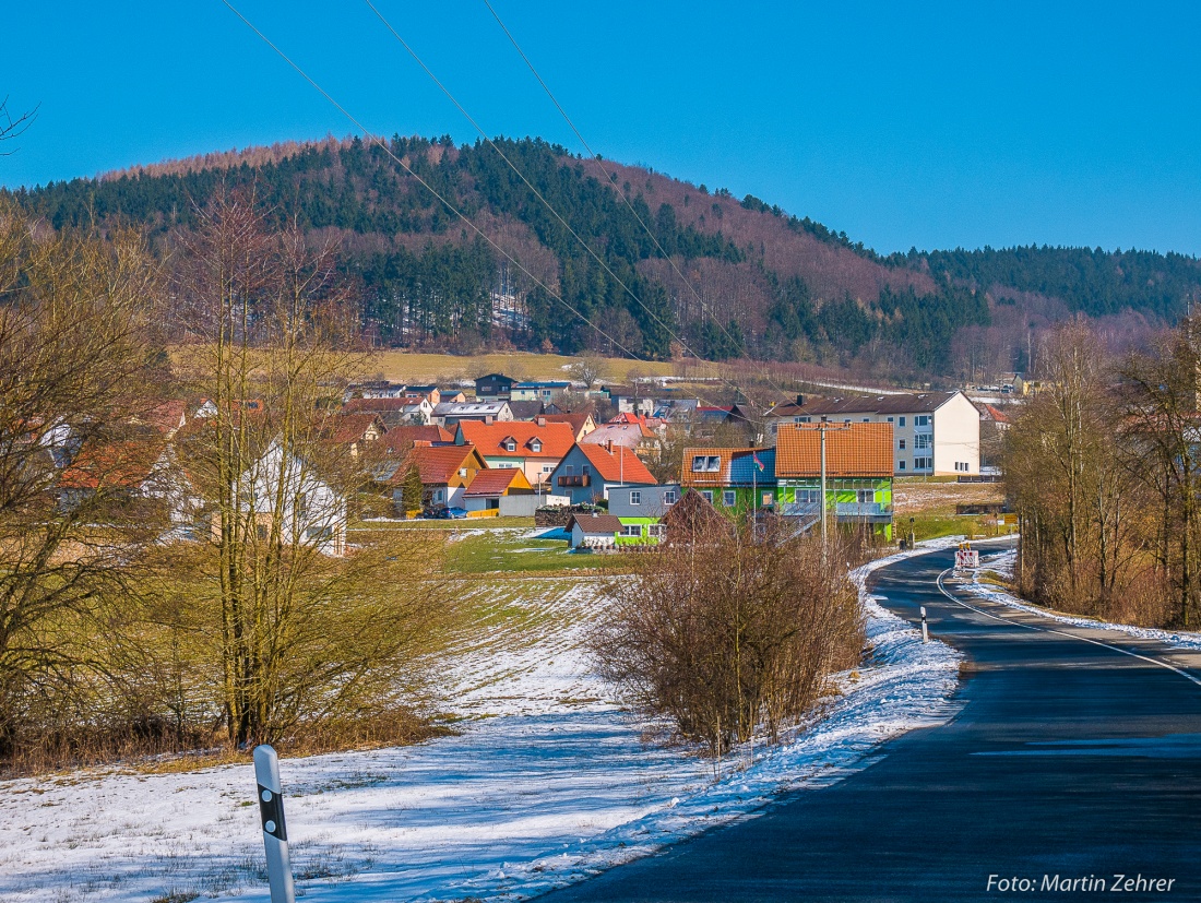 Foto: Martin Zehrer - Waldeck aus der Richtung des Sportplatzes. Im Vordergrund ist das Hopfental zu erkennen. Würde man diese Straße von Waldeck aus zurück fahren, käme man in der Ortschaft K 