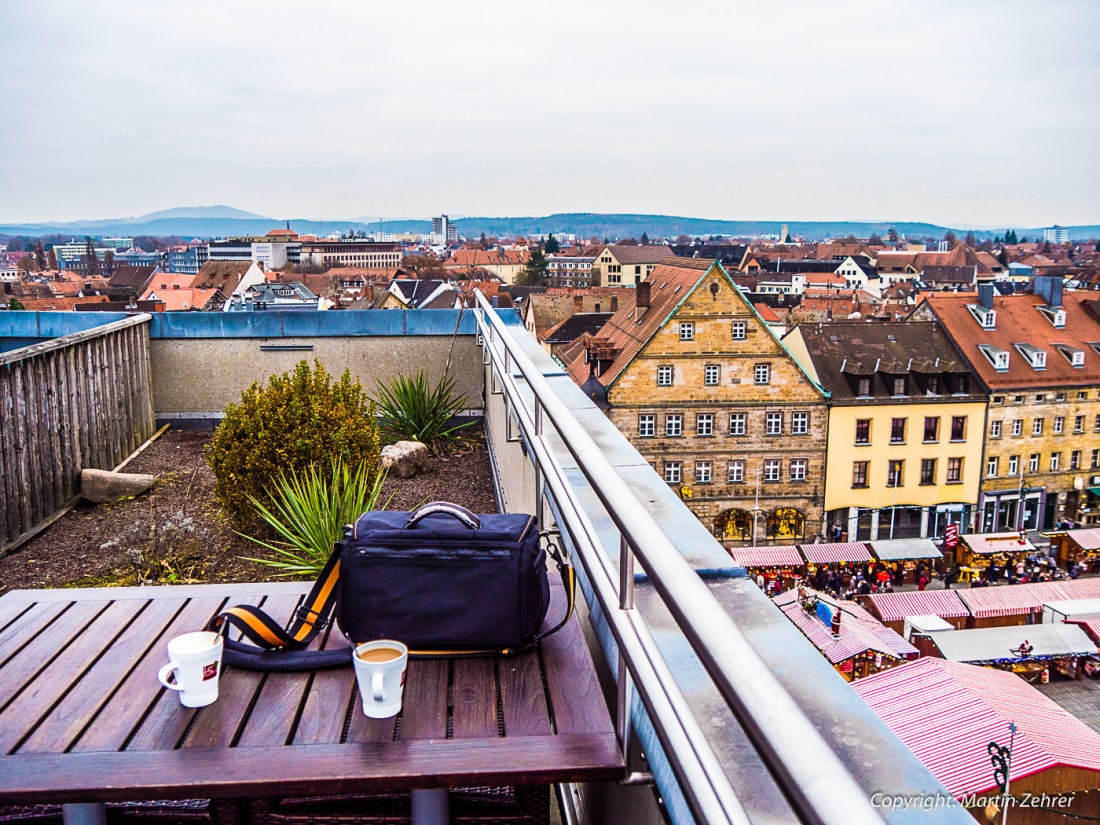 Foto: Martin Zehrer - Geheimtipp in Bayreuth - Wunderbare Aussicht kann man auf dem Dach des Karstadt-Kaufhauses genießen. Dort befinden sich im Außenbereich auch Tische und gemütliche Stühle, 