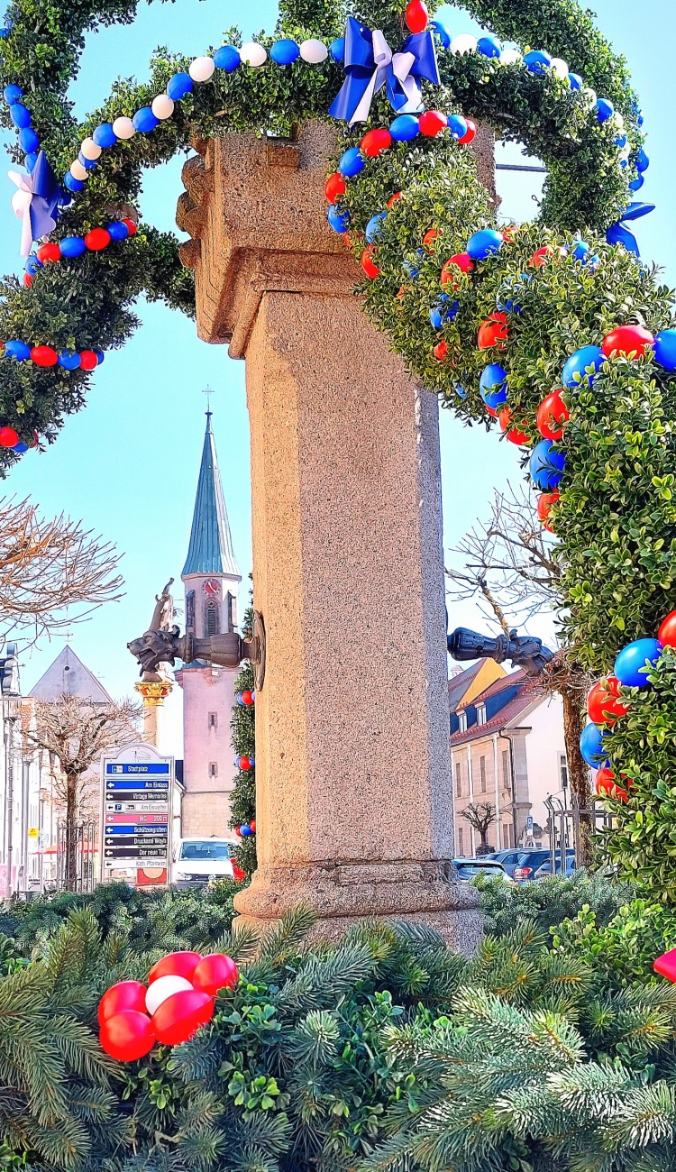 Foto: Martin Zehrer - Frühling: Der Blick durch den kemnather Osterbrunnen... im Hintergrund der markante Kirchturm.   