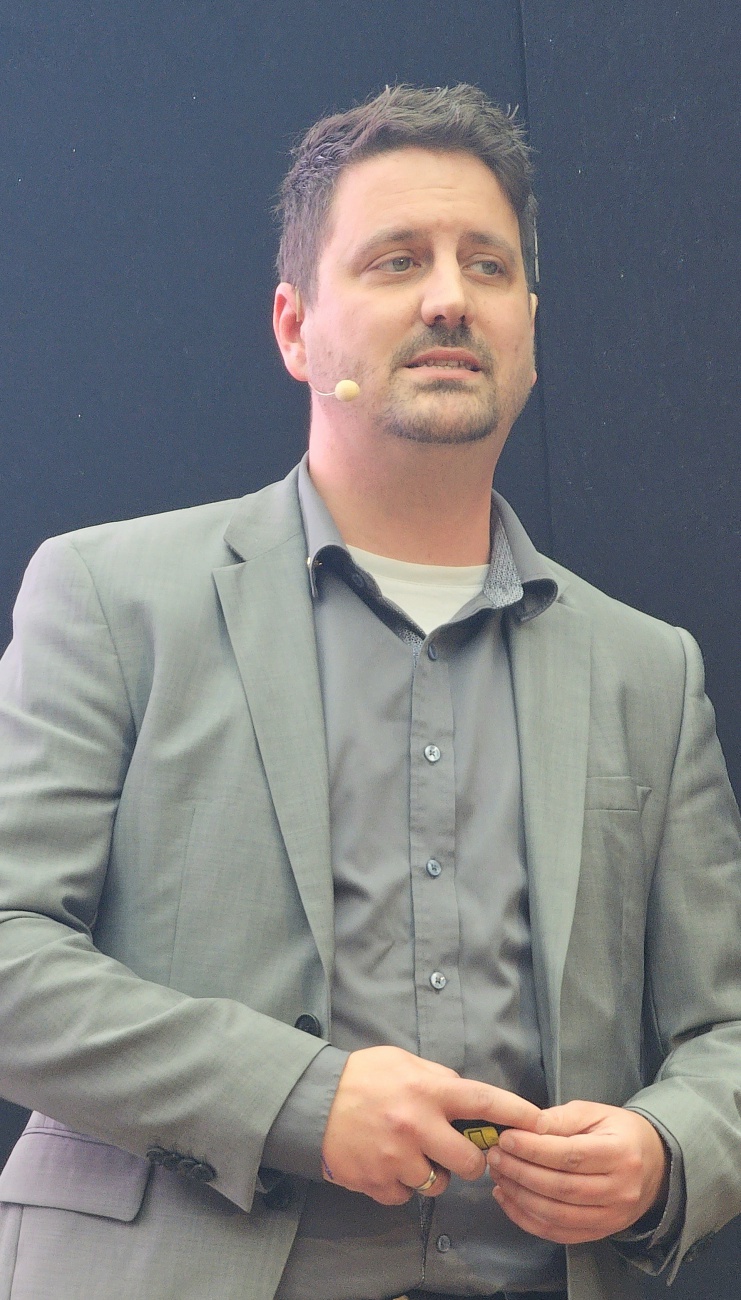 Andreas Gräbner: KI-Tools als Gamechanger für Unternehmen

Mit seinem Vortrag "KI-Tools als Gamechanger" zeigte Andreas Gräbner auf dem KI-Zukunftstag in Bayreuth eindrucksvoll, wie Künstliche Intelligenz bereits heute konkrete Mehrwerte für Unternehmen schafft. Als CEO der GO-ITC GmbH und Kurator der KI-Expertenallianz bringt er umfangreiche Praxiserfahrung in der Umsetzung digitaler Lösungen mit.

Im Mittelpunkt seines Vortrags stand die Frage, wo und wie KI tatsächlich einen Unterschied macht. Anhand anschaulicher Beispiele verdeutlichte Gräbner, wie Unternehmen durch den gezielten Einsatz von KI-Tools Prozesse optimieren, Kosten senken und gleichzeitig ihre Effizienz steigern können.

Besonders eindrucksvoll waren seine Ausführungen zu modernen Sprach-Avataren, die rund um die Uhr als kompetente und kundenfreundliche Ansprechpartner eingesetzt werden können. Darüber hinaus zeigte er, wie ein systematisches Onboarding mit KI gelingt und wie repetitive, zeitintensive Aufgaben durch intelligente Automatisierung deutlich reduziert werden können.

Die Teilnehmenden profitierten insbesondere von den praxisnahen Einblicken und der klaren Botschaft: KI ist kein Zukunftsthema mehr, sondern bereits heute ein entscheidender Erfolgsfaktor. Unternehmen, die frühzeitig auf die richtigen Tools setzen, können sich nachhaltige Wettbewerbsvorteile sichern.

Mit seinem Vortrag lieferte Andreas Gräbner damit konkrete Impulse und direkt umsetzbare Ansätze für den erfolgreichen Einsatz von KI im Unternehmensalltag.