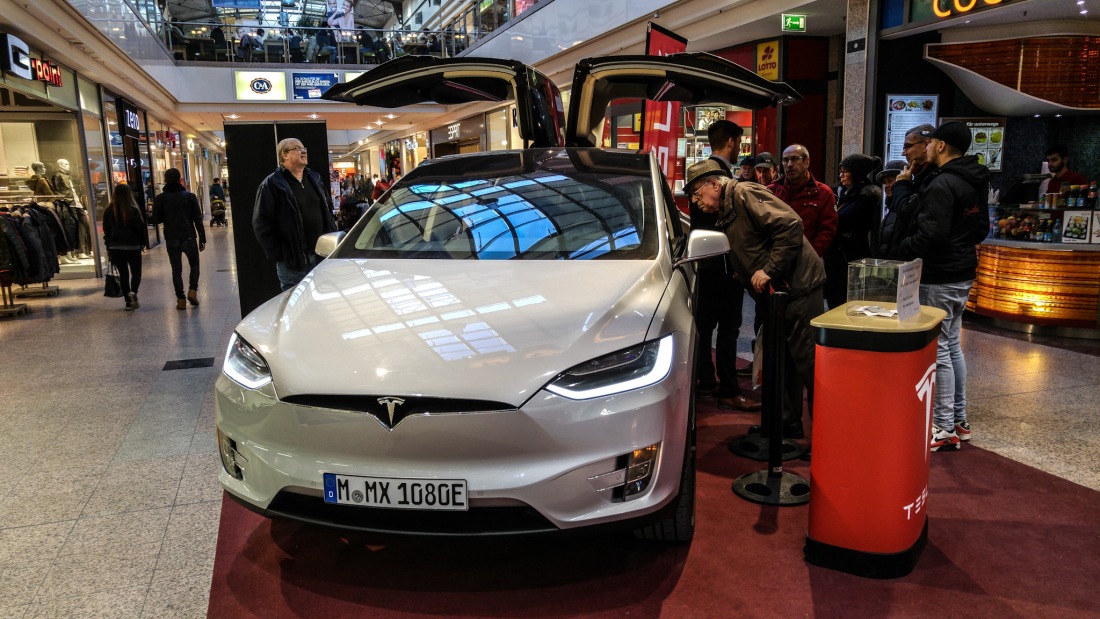 Foto: Martin Zehrer - Elektro-Auto von TESLA<br />
<br />
Das Model X, angetrieben von Asynchron-Motoren mit einer Antriebsleistung von über 770PS! Beschleunigung von 0 auf 100 kmh in 2,8 Sekunden beim  
