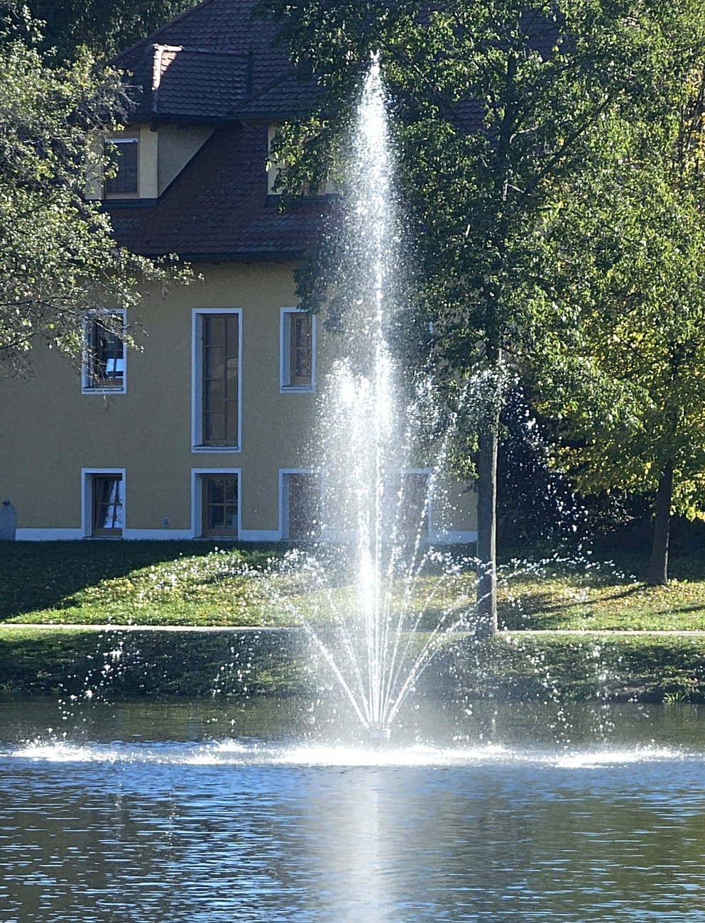 Wasserspiel auf dem kemnather Stadtweiher... sorgt auch für etwas mehr Sauerstoffgehalt im Wassrr.
