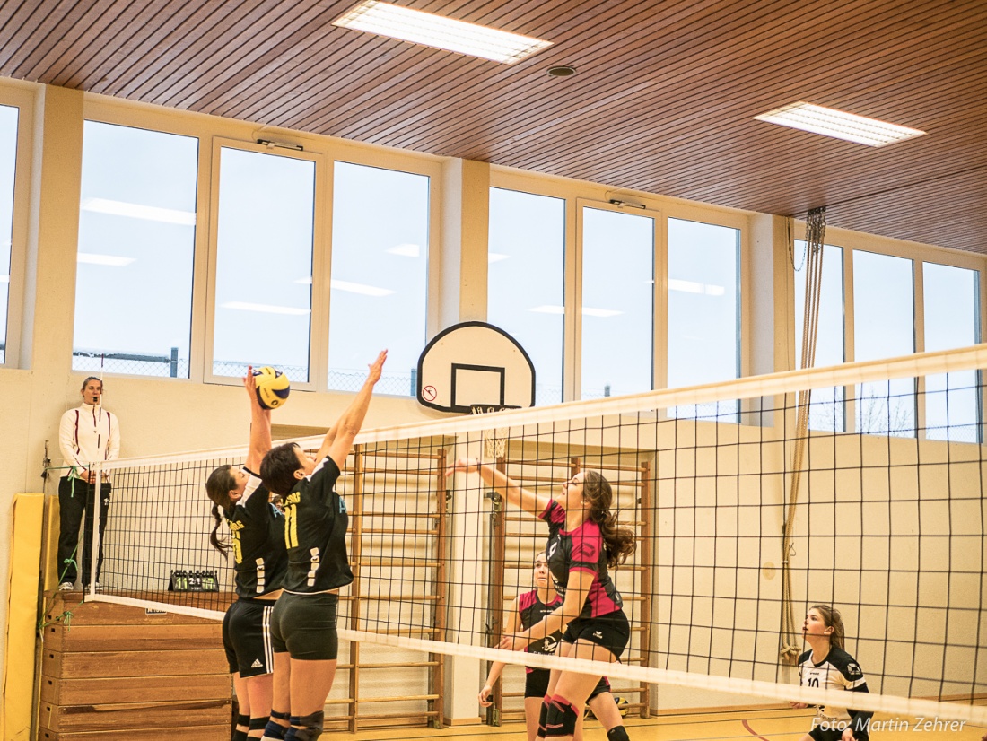 Foto: Martin Zehrer - Hält der Block? Die Spielerin der Volleyballerinnen N.H. Young Volleys II schmettert den Ball übers Netz in das gegnerische Spielfeld der Neusorger... <br />
Da steckt Power d 