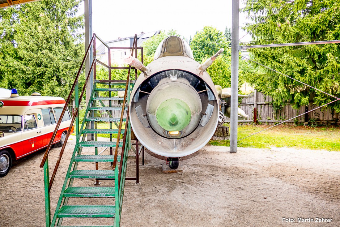 Foto: Martin Zehrer - Glücklicherweise ruht das Triebwerk, sonst würde mir vermutlich die Kamera aus der Hand gerissen. Diese Ansaugöffnung gehört zu einem Kampfbomber im Automobilmuseum Ficht 