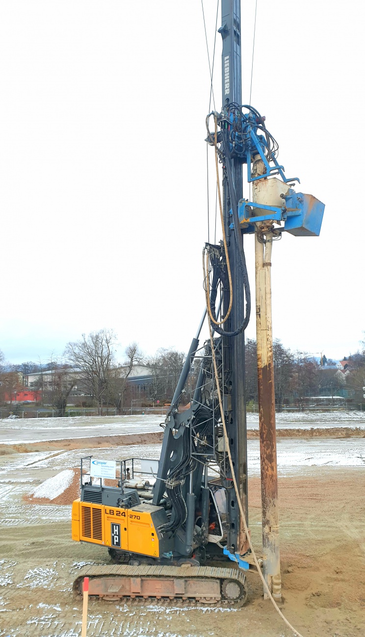 Foto: Martin Zehrer - Große Maschinen auf der neuen Realschul-Baustelle... Was wird hier gerammt? 