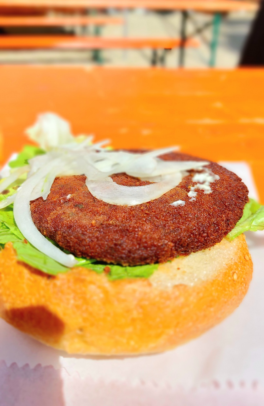 Foto: Martin Zehrer - Sehr Lecker... Fisch-Burger, gegessen auf dem Neusorger Fischer-Fest... 