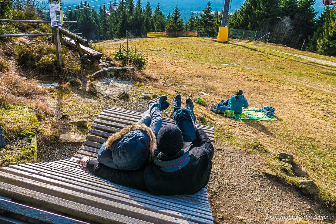 Foto: Martin Zehrer - 27. Dezember 2015 - Unglaublich, die Menschen rasten und Picknicken auf dem Ochsenkopf und genießen einfach die Zeit. In 5 Tagen ist Januar 2016 und auf dem Ochsenkopf si 