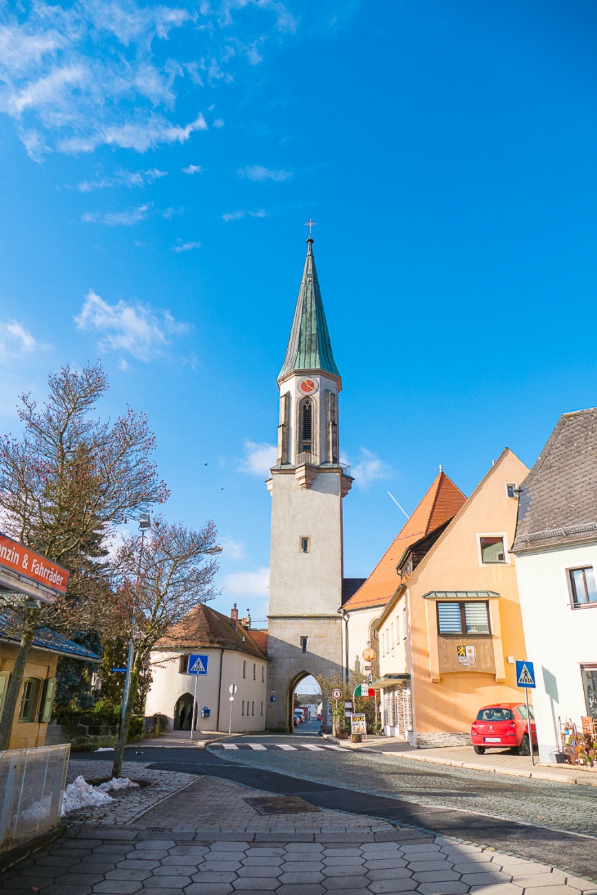 Foto: Martin Zehrer - Der Kirchturm der kemnather Kirche mit dem Tor zur Oberpfalz... 30. Januar 2018 