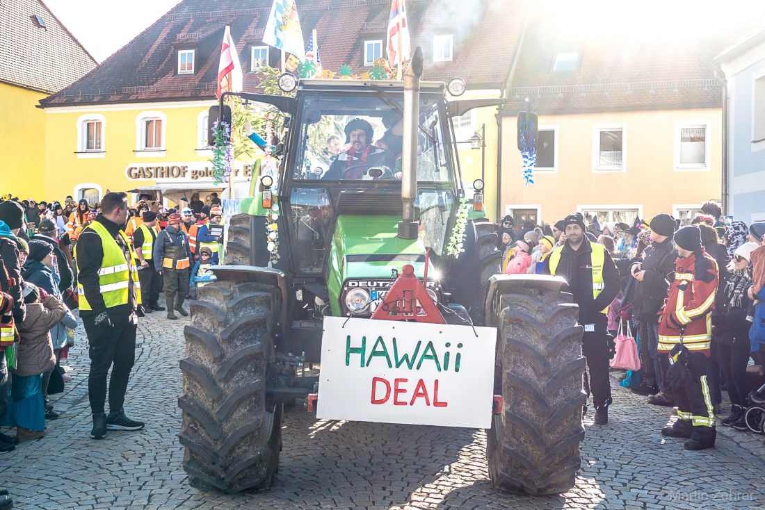 Faschingszug durch Waldeck 2026 - WCV Helau!!!

Am 15. Februar 2026 war es wieder soweit. Tausende Besucher jubelten den Narren zu, das Wetter wurde wie bestellt, wunderschön. Die Sonne strahlte und alle Menschen waren voller Faschings-Laune. WCV Helau!!!!
