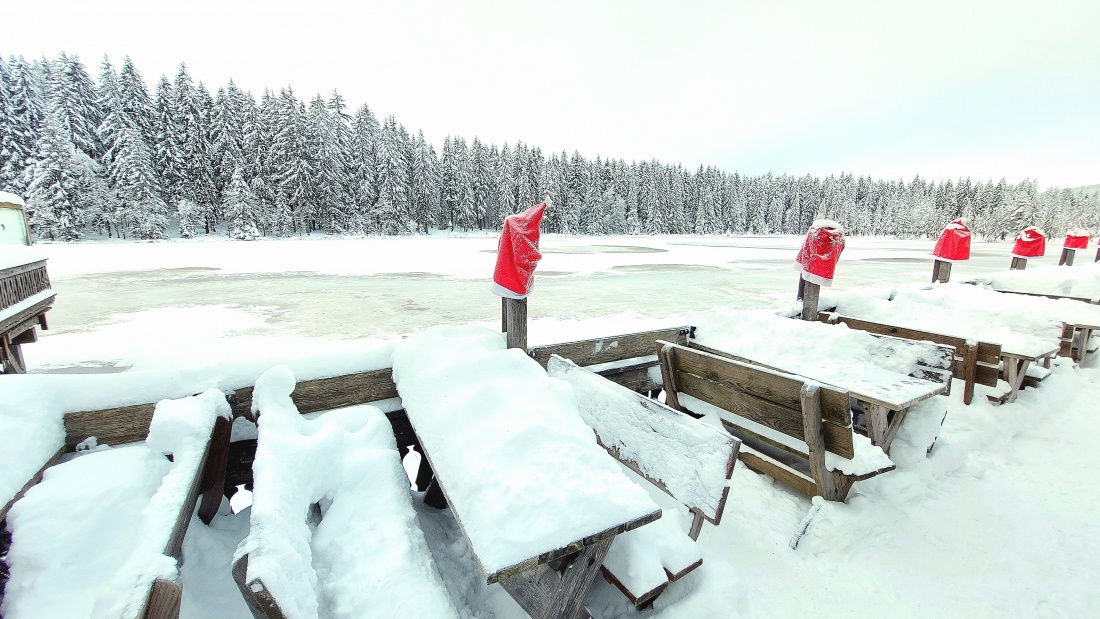 Foto: Martin Zehrer - Die See-Terrasse am Fichtelsee.  Im Sommer kann man hier Boote mieten und über den See rudern oder treten. 