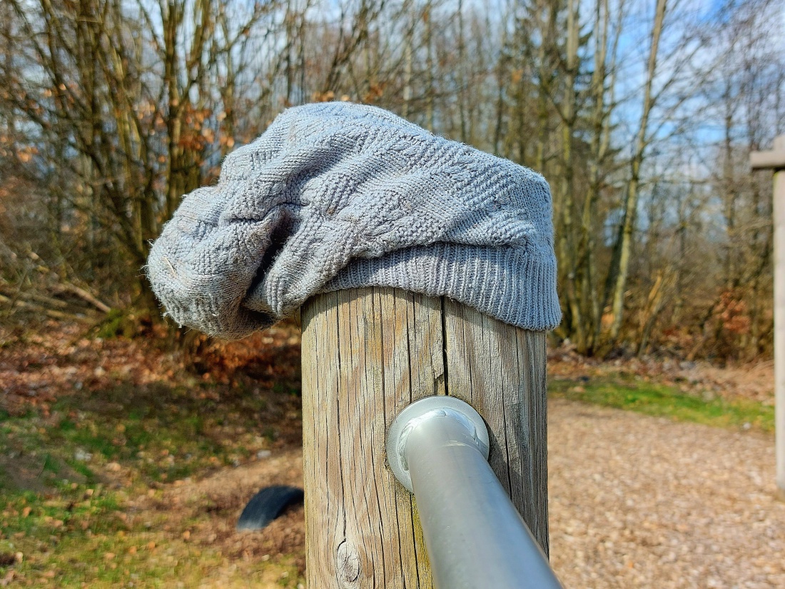 Foto: Martin Zehrer - Diese Mütze hängt oben auf dem Armesberg, am Spielplatz.  