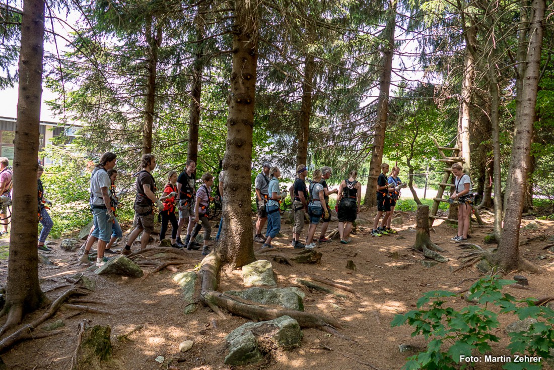 Foto: Martin Zehrer - Im Trainings-Areal des Ziplineparks auf dem Ochsenkopf. Hier werden die Teilnehmer des Zipline-Parks erste Abseil-Versuche unternehmen bevor es an die Großen Seilbahnen g 