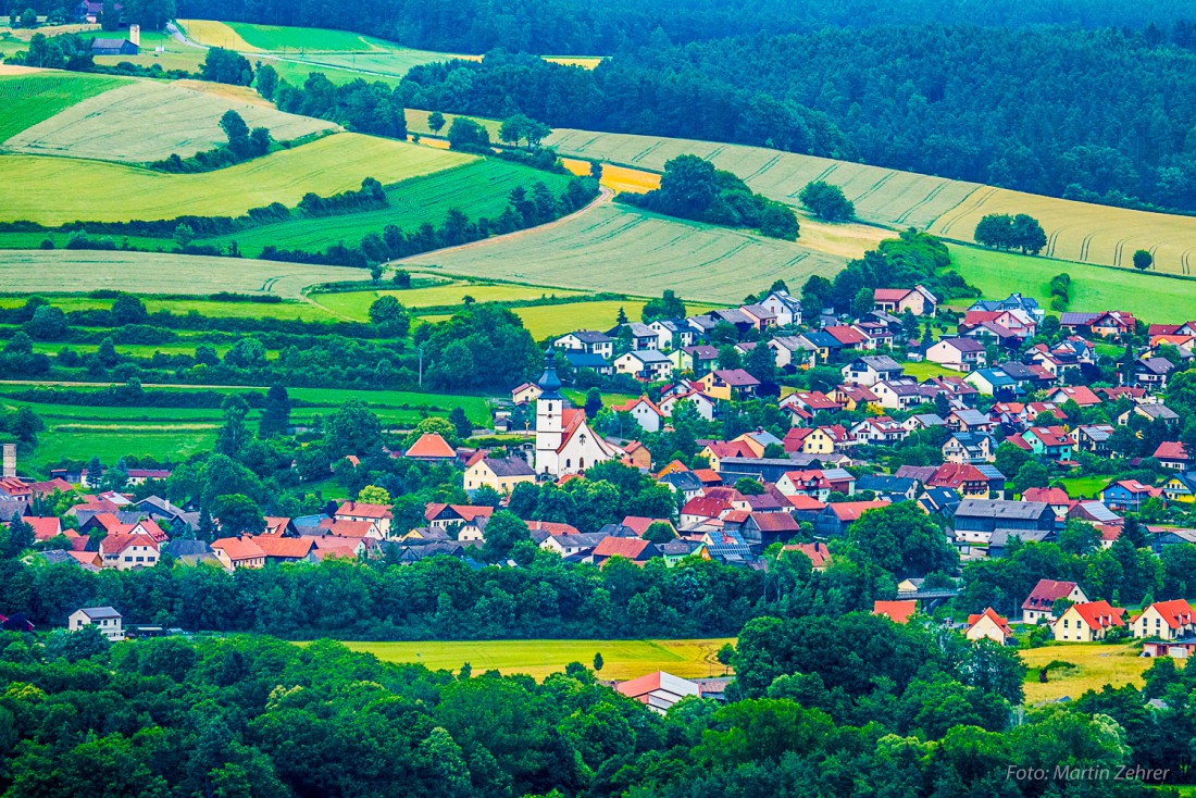 Foto: Martin Zehrer - Die Ortschaft Kastl vom Rauhen Kulm aus gesehen. Gut zu erkennen ist die Kirche von Kastl bei Kemnath. 