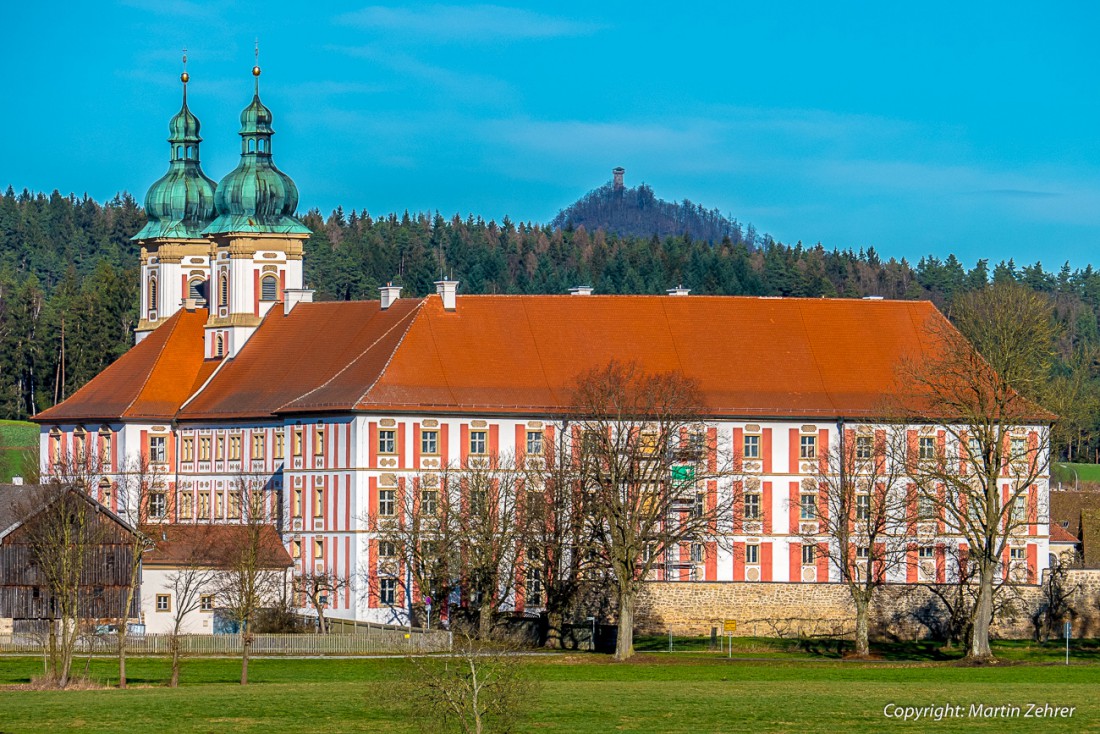 Foto: Martin Zehrer - Kloster Speinshart mit dem Rauhen Kulm im Hintergrund... Es blinzelt der Frühling ins Land ;-) 