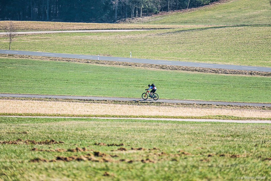 Foto: Martin Zehrer - Auch die Biker nutzten das Frühlings-Wetter... Günter düst an Godas vorbei!<br />
<br />
Samstag, 23. März 2019 - Entdecke den Armesberg!<br />
<br />
Das Wetter war einmalig. Angenehme Wärm 