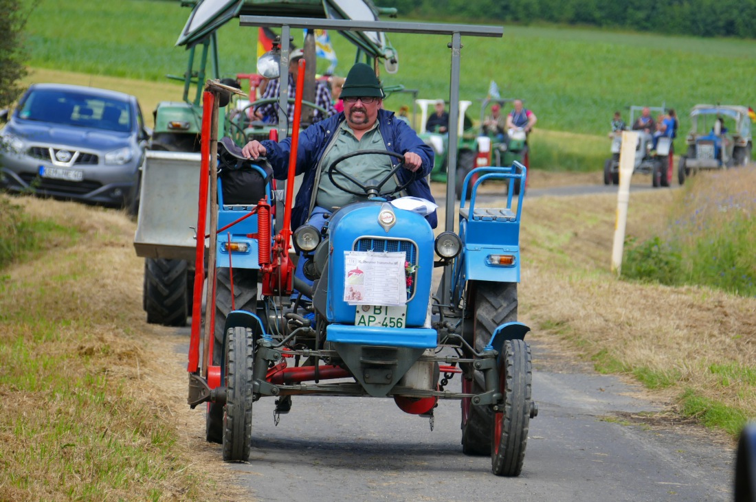 Foto: Martin Zehrer - Traktortreffen 2016 in Oberwappenöst<br />
Trotz Regen am Vormittag kamen an diesem Sonntag ca. 120 Oldtimer-Bulldogs und unzählige Besucher. Zum Mittag hin klarte das Wetter  
