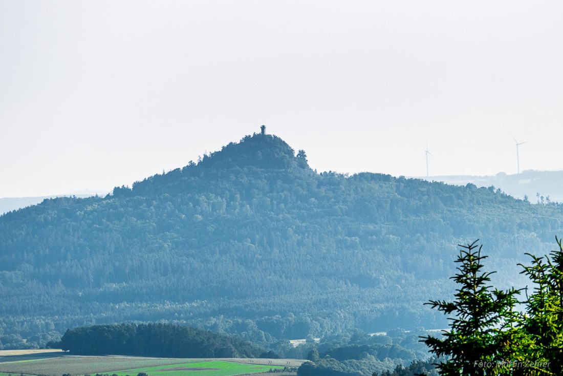 Foto: Martin Zehrer - Der Vulkankegel Rauhe Kulm bei Neustadt am Kulm von Godas aus gesehen. 