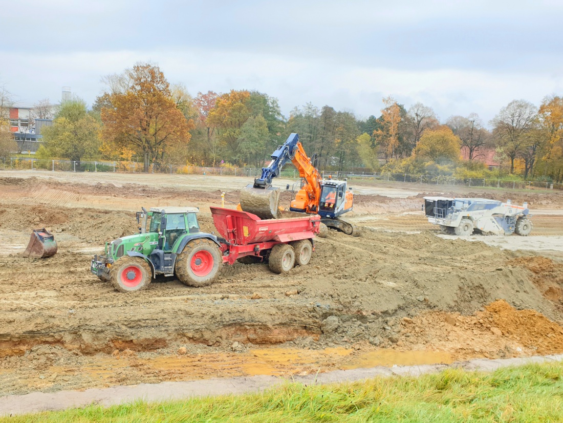 Foto: Martin Zehrer - Schnell, schneller, Baustelle der neuen Realschule von Kemnath...<br />
<br />
Unglaublich, wie schnell hier riesige Massen an Erdreich auf die gegenüberliegende Baustelle des neue 