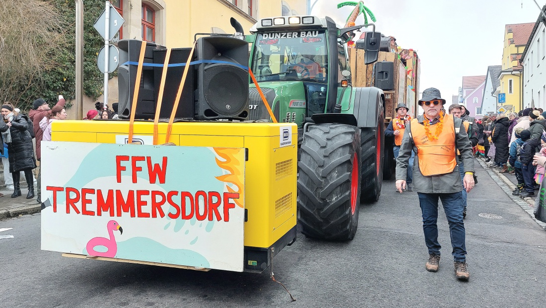 Der Fasching in Pressath 2026 begeisterte mit kreativen Kostümen und außergewöhnlichen Motto-Gruppen.

Auffällige Alien-Verkleidungen, fantasievolle Wagen und humorvolle Darstellungen sorgten für viele Lacher am Straßenrand.
Der Faschingsverein Pressath und zahlreiche Teilnehmer brachten mit Musik und Showeinlagen beste Stimmung ins Zentrum der Stadt.
Tausende Besucher feierten gemeinsam ein farbenfrohes und lebendiges Spektakel.

Der Fasching 2026 bleibt als fröhliches, ideenreiches und bestens besuchtes Fest in Pressath in Erinnerung.
