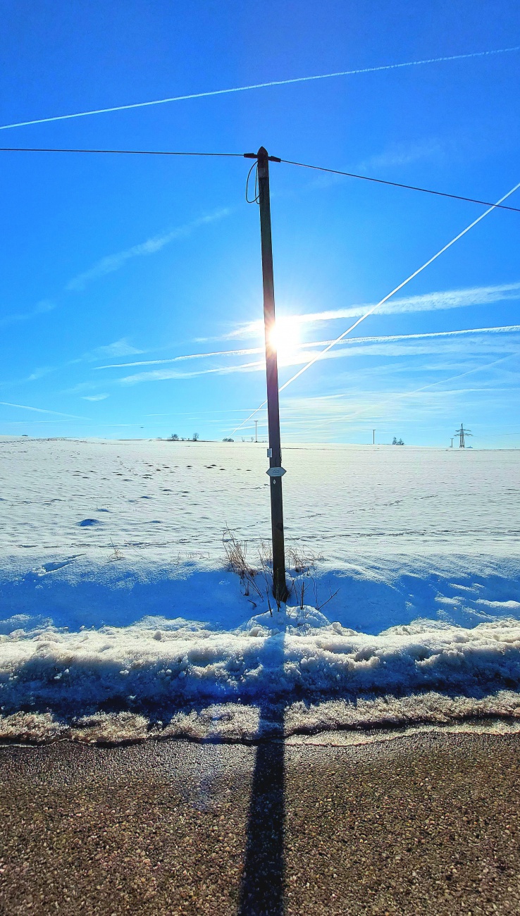 Die Sonne kann sich nicht mehr verstecken. 

Winter-Wanderung um Kemnath.
Herrlicher Sonnenschein, schneebedeckte Wiesen/Äcker und die ersten Vögel hört man singen.

Bei ca. +3 Grad Temperatur ein sehr angenehmes Wetter zum Genießen.