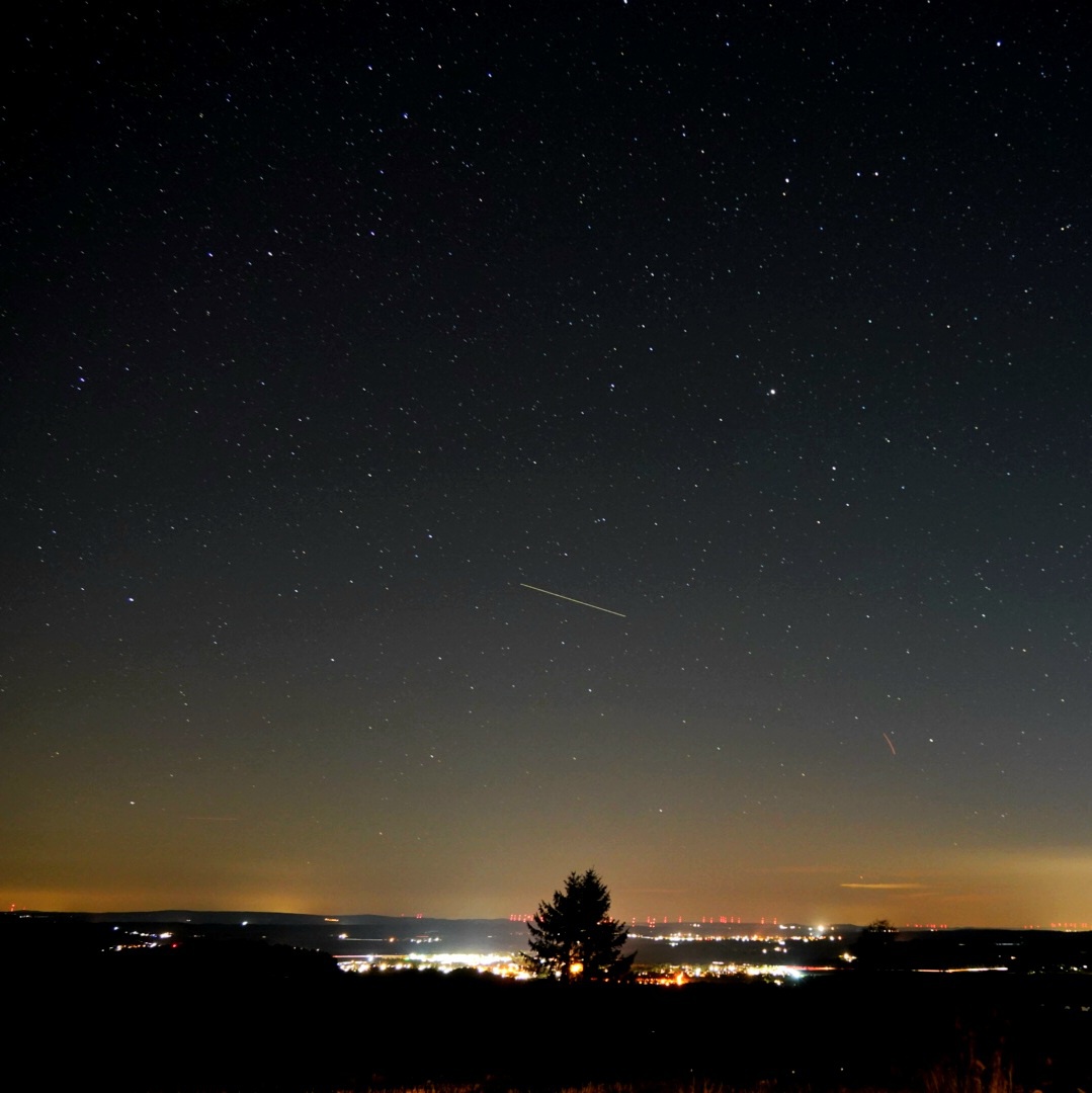 Foto: Martin Zehrer - Nachts... himmlischer Sternen-Blick, von Godas aus übers kemnather Land<br />
<br />
20.08.2020 