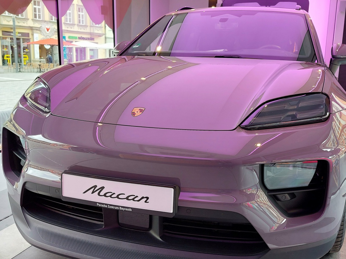 Foto: Martin Zehrer - Porsche Macan Elektro, gesehen in Bayreuth... 