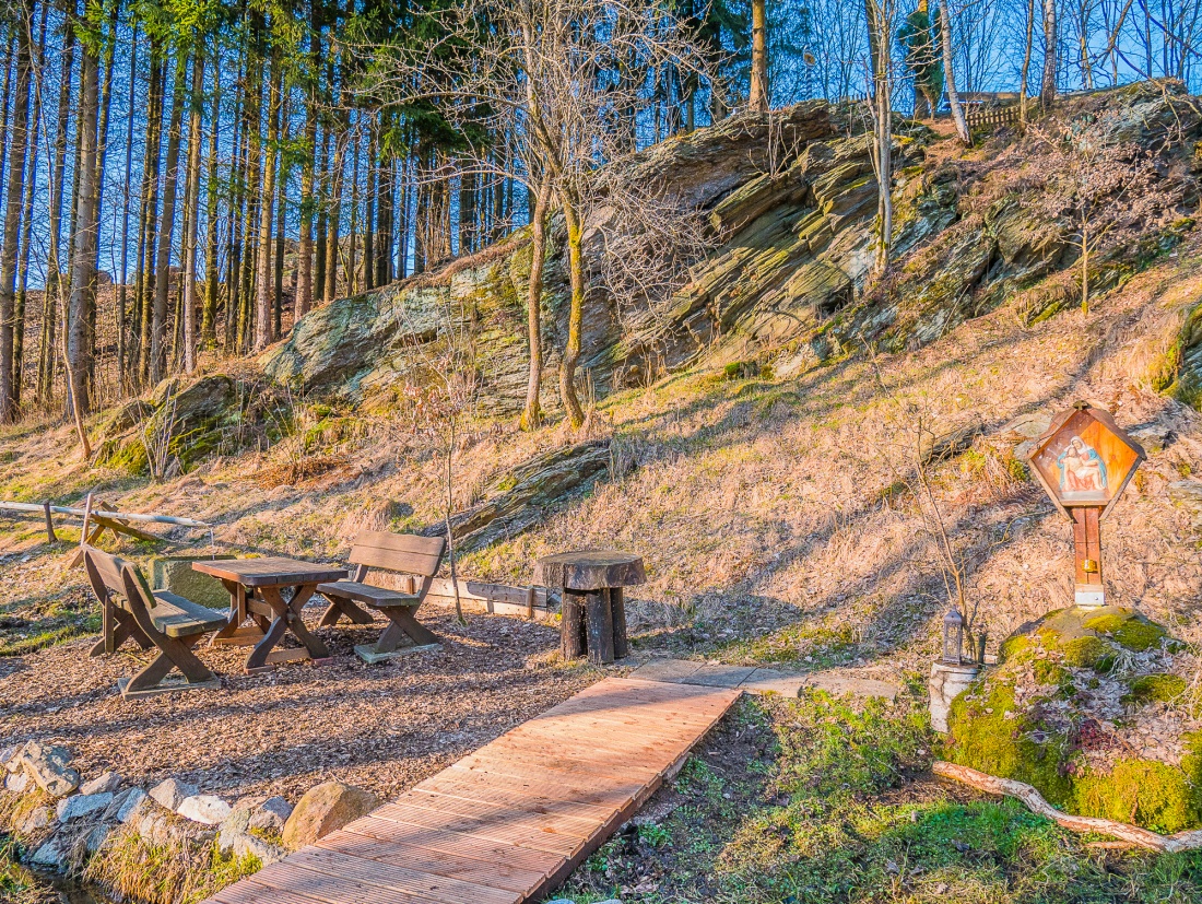 Foto: Martin Zehrer - Gemütliches Eckchen zwischen Riglasreuth und Trevesen, gleich am Radweg. Ein Tisch, zwei gemütliche Holzbänke, fließendes Wasser, ein Marienbild und dazu die wunderschöne 