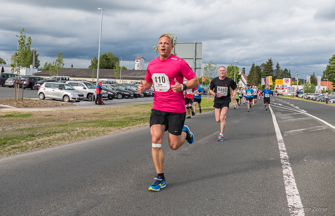 Foto: Martin Zehrer - Nofi-Lauf 2017: Start am Stadtplatz und Ziel beim Siemens... 5,9 Kilometer durch Kemnath und rund herum. Mehr als 8000 Teilnehmer fanden sich in Kemnath zusammen um die S 
