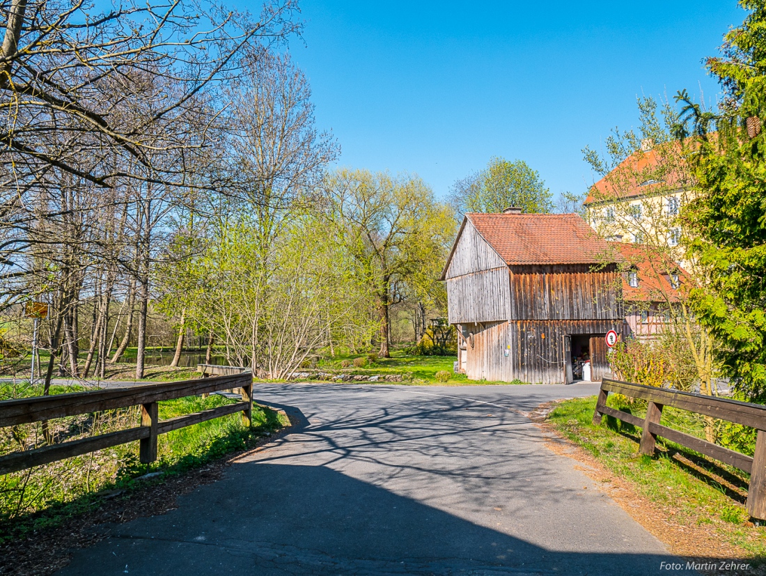 Foto: Martin Zehrer - In Göppmannsbühl angekommen... Von hier aus kann man wunderbar über eine Nebenstrecke zur Tauritzmühle wandern.<br />
Am rechten Bildrand ist das Schloss von Göppmannsbühl zu  