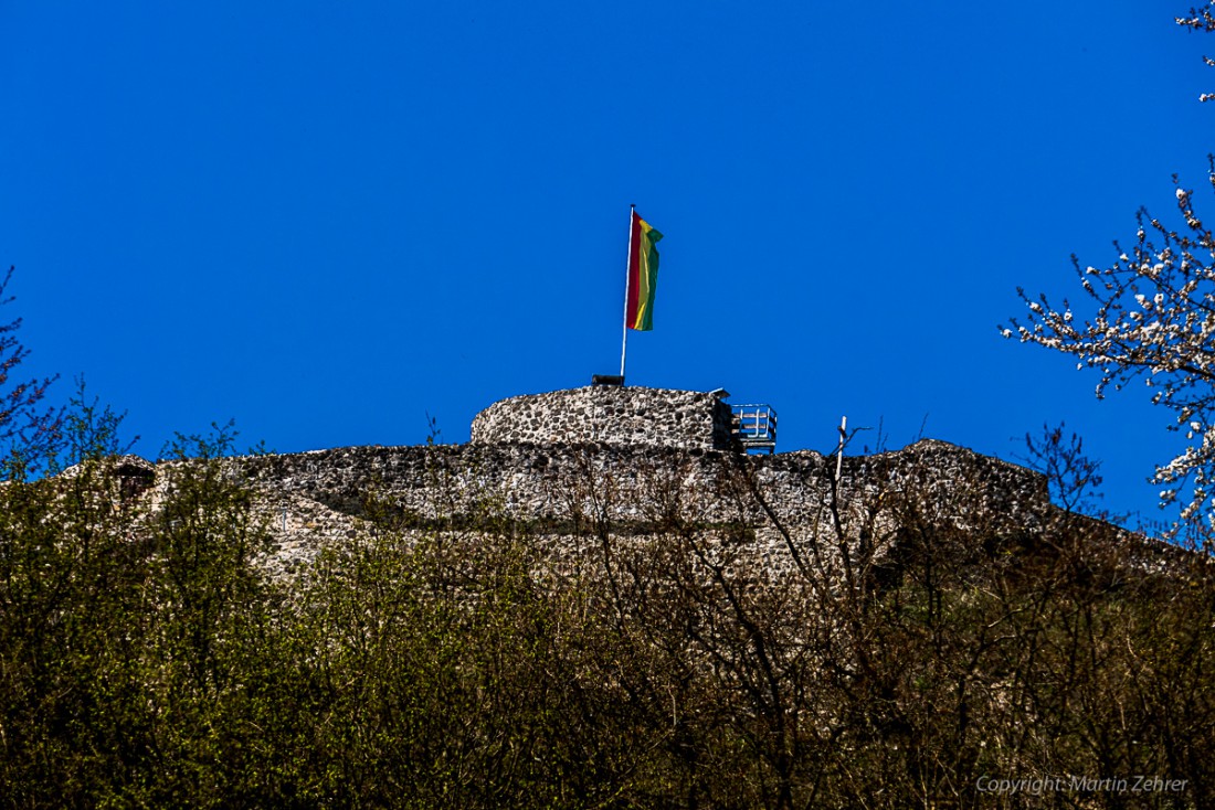 Foto: Martin Zehrer - Die Fahne auf der Burgruine zum Schlossberg bei Waldeck. Ein beliebtes Ausflugsziel mit gigantischer Aussicht ins Kemnather Land.  