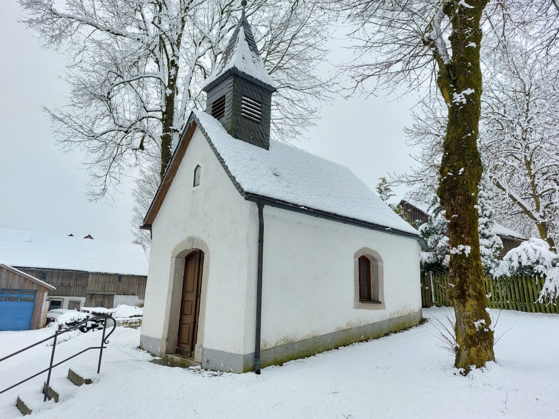 Foto: Martin Zehrer - Frühlingswanderung von Frankenreuth aus hoch nach Ölbrunn zum Scherm bzw. Zur Schönen Aussicht.<br />
Das Wetter war durchwachsen.<br />
Ca. 7 cm Schnee.<br />
Beim Rauflaufen, Bewölkt, 