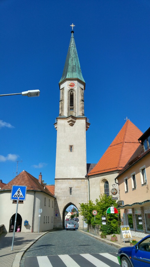 Foto: Martin Zehrer - Das Tor zur Oberpfalz - unterm Kirchturm befindet sich der Torbogen zum historischen Stadtplatz... 