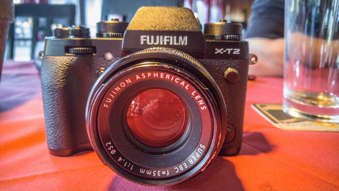 Foto: Martin Zehrer - Handlich aber oho! Die DSLM-Kamera von FUJIFILM, X-T2, mit dem Objektiv Fujifilm Fujinon XF 35 mm f/1.4 R<br />
24 Megapixel und neuartiger x-trans-Sensor als Bildwandler... M 