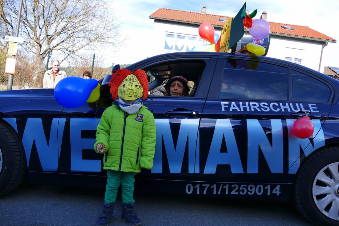 Foto: Martin Zehrer - Monster und Vogelscheuche vorm Führungs-Fahrzeug... <br />
<br />
44. Faschingszug durch Waldeck am 7. Februar 2016!<br />
<br />
Tanzen, lachen und Gaudi machen ;-)<br />
<br />
Viele Gaudiwagen und  