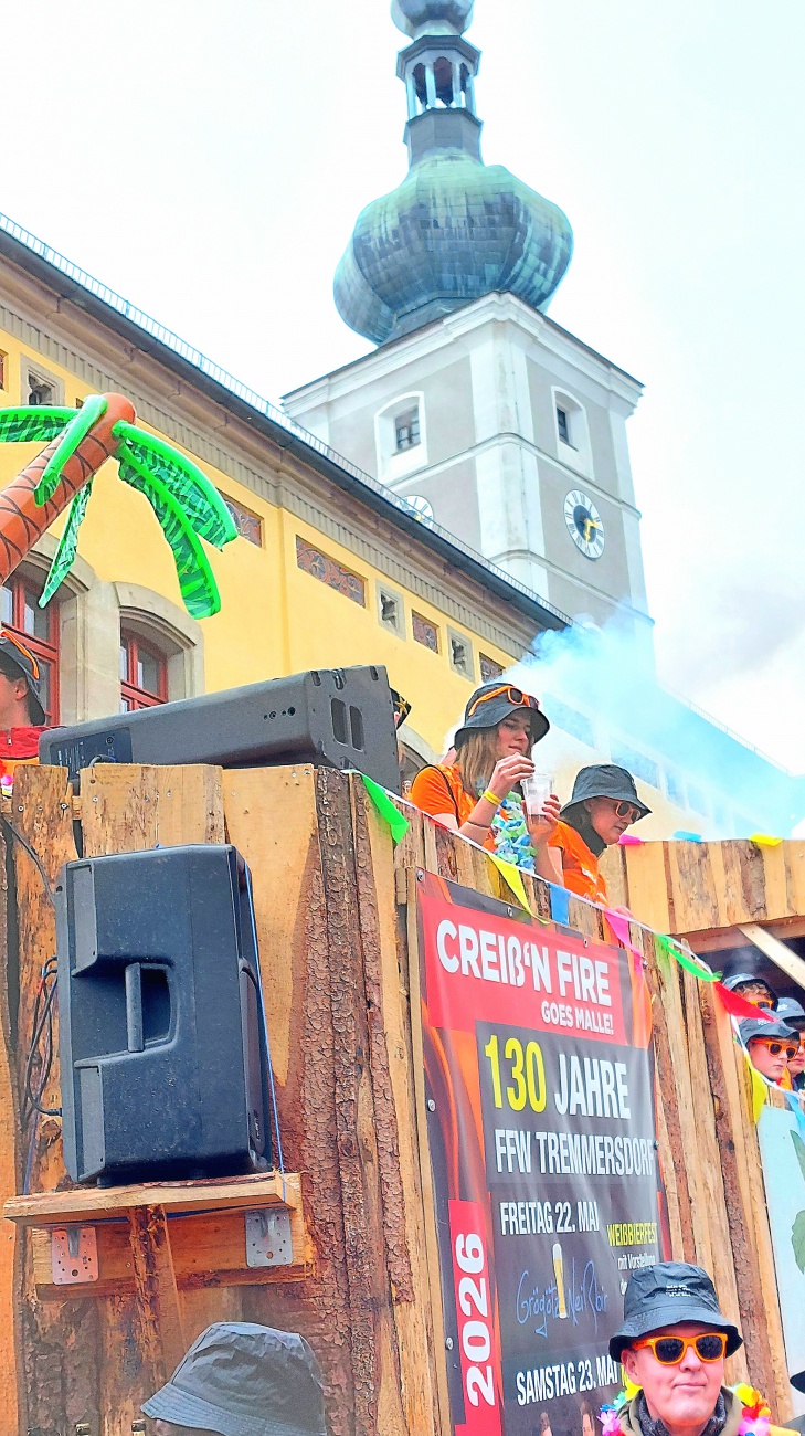 Der Fasching in Pressath 2026 zeigte sich von seiner buntesten und lebendigsten Seite.

Prunkwagen, traditionelle Gruppen und festlich gekleidete Teilnehmer zogen durch die Straßen und begeisterten die Zuschauer.
Musik, Jubel und ausgelassene Stimmung prägten das Ortsbild fast den ganzen Tag über.

Zahlreiche Vereine und Besucher feierten gemeinsam und machten den Umzug zu einem besonderen Erlebnis.

Der Pressather Fasching 2026 bleibt als fröhliches Fest der Gemeinschaft und Tradition in Erinnerung.