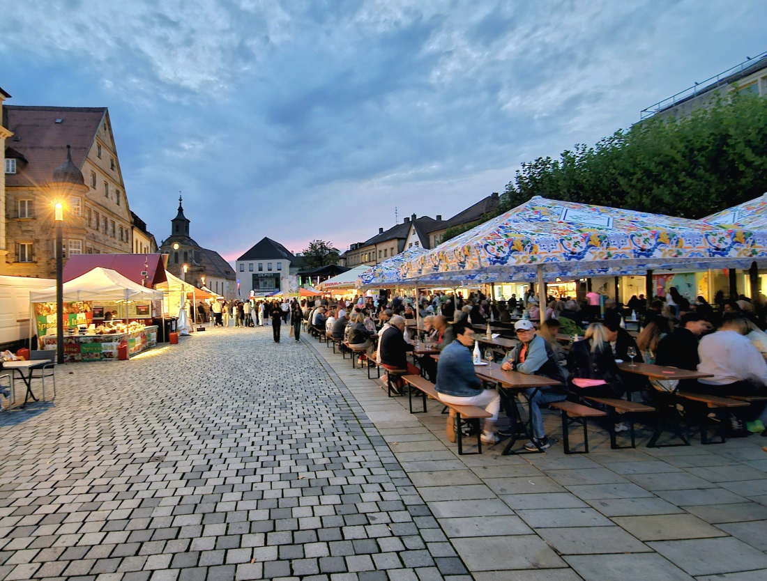 Vom 20. bis 24. August 2026 verwandelte sich der Bayreuther Marktplatz in eine lebendige italienische Piazza.

Bei der beliebten Festa Italica genossen zahlreiche Besucher südländisches Flair mitten in der Fußgängerzone.