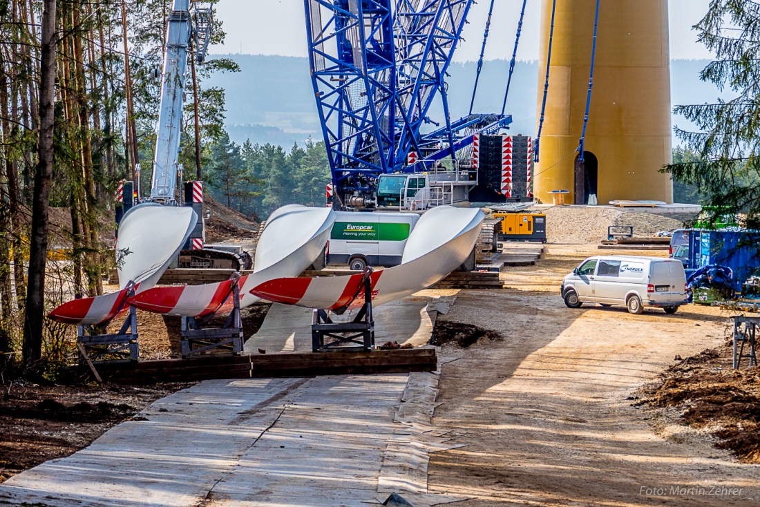 Foto: Martin Zehrer - Die drei Flügel warten auf die Montage an der Gondel bzw. Nabe der Windkraftanlage. Hier werden die Flügel einzeln durch den riesigen Kran nach oben gezogen und durch Mit 