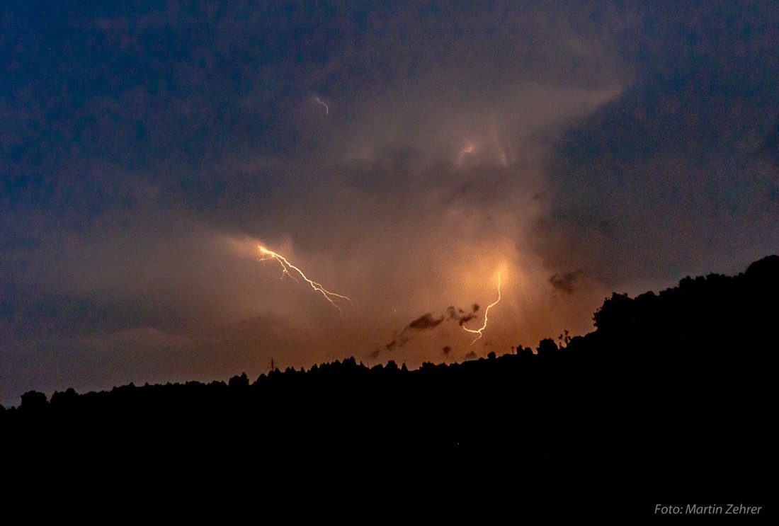 Foto: Martin Zehrer - Blitzlichtgewitter über dem Zinster Hügel. Ein Gewitter zieht vorbei. 
