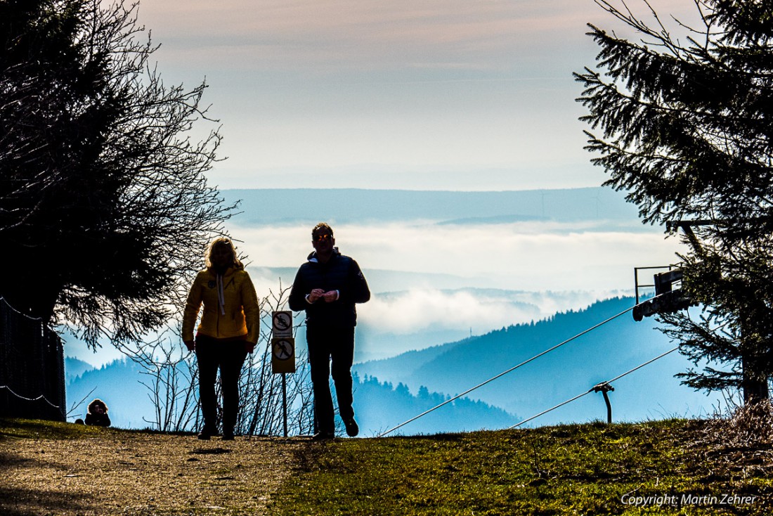 Foto: Martin Zehrer - Was für ein Panorama - Viele nutzten das für den 27. Dezember laue Wetter zum Aufstieg auf dem Ochsenkopf.  